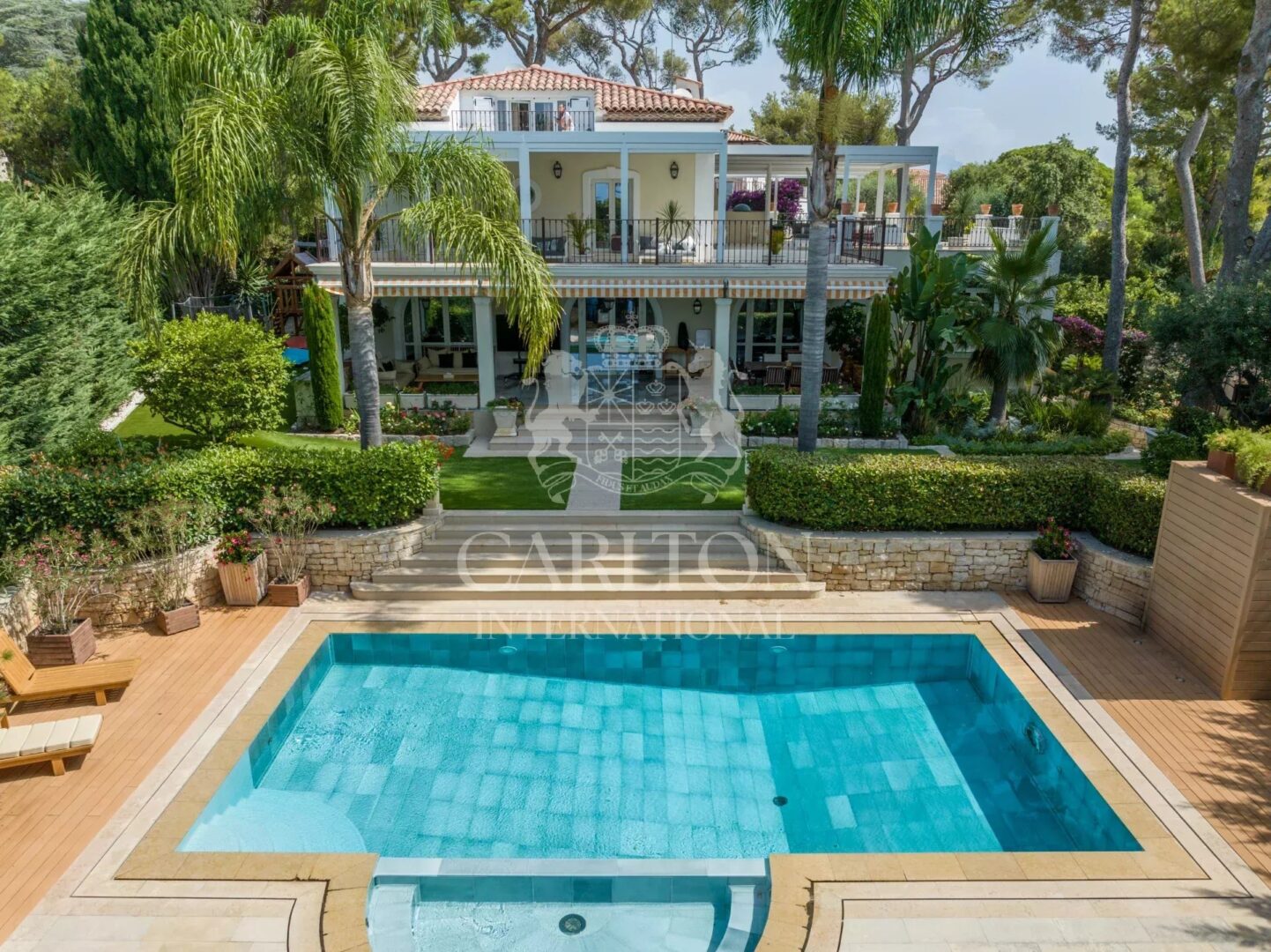 Magnifique villa, piscine et jardin luxuriant à proximité des plages