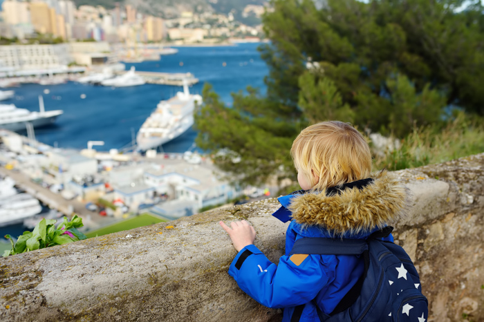 Un jeune enfant portant fièrement son cartable, prêt à découvrir le monde dans une école internationale de renom sur la magnifique Côte d'Azur. Avec un environnement multiculturel stimulant, des programmes éducatifs de qualité et un cadre idyllique, ces écoles offrent à chaque enfant l'opportunité de s'épanouir et de grandir dans une atmosphère propice à l'apprentissage et à l'ouverture d'esprit.