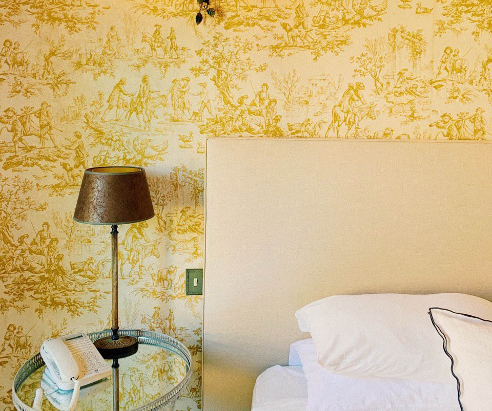 Chambre décoration vintage luxe avec une lampe de chevet 