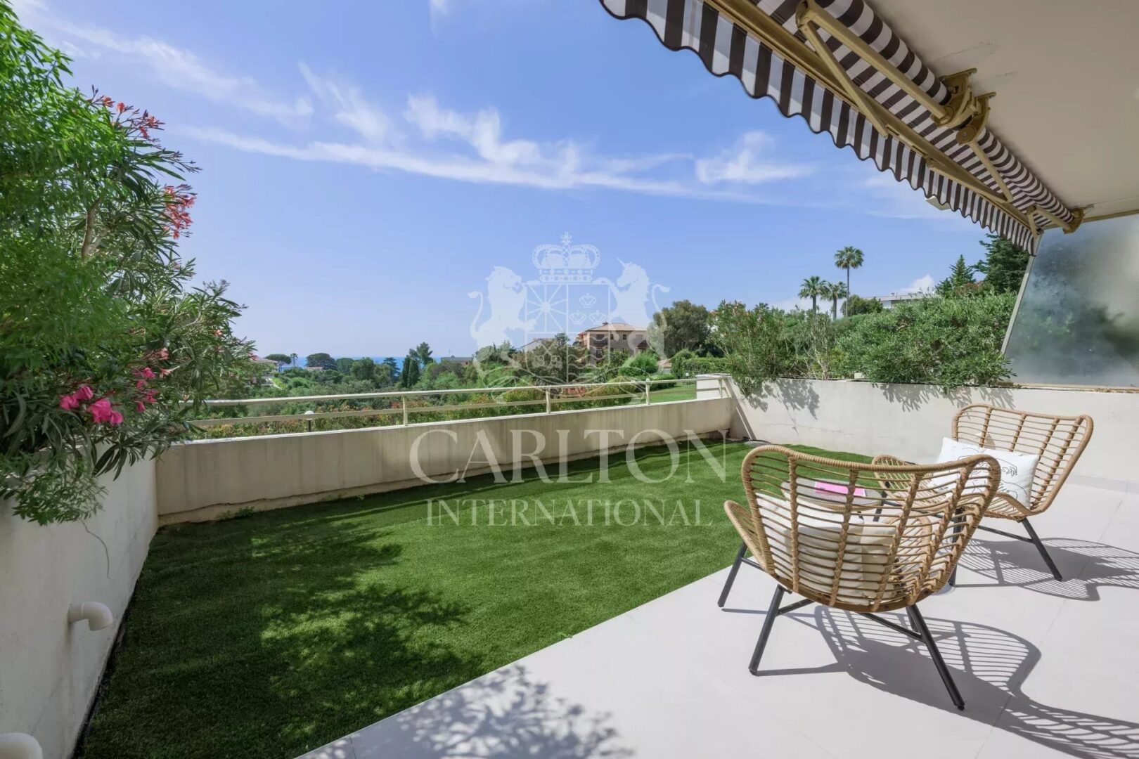 CANNES-LA CROIX DES GARDES Newly renovated apartment with amazing sea view and 35m2 terrace