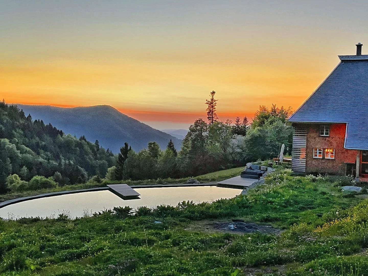 Heated swimming pool Carlton International