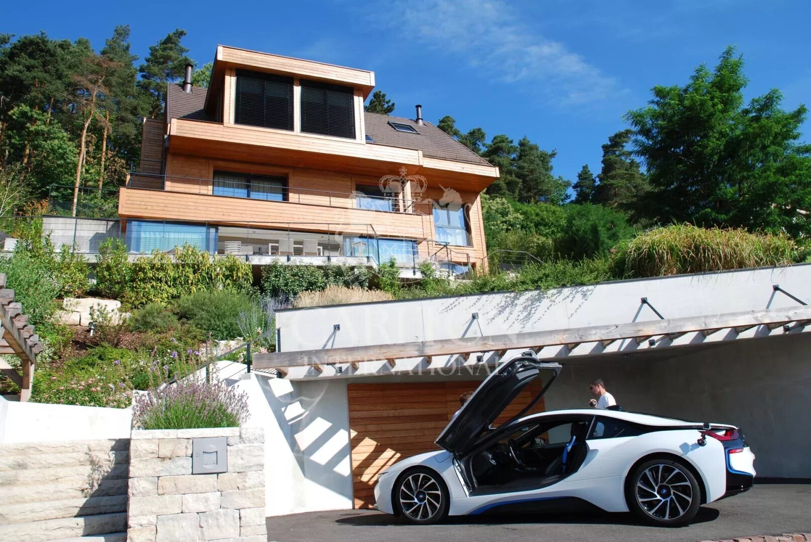 In excellent condition with spectacular views !