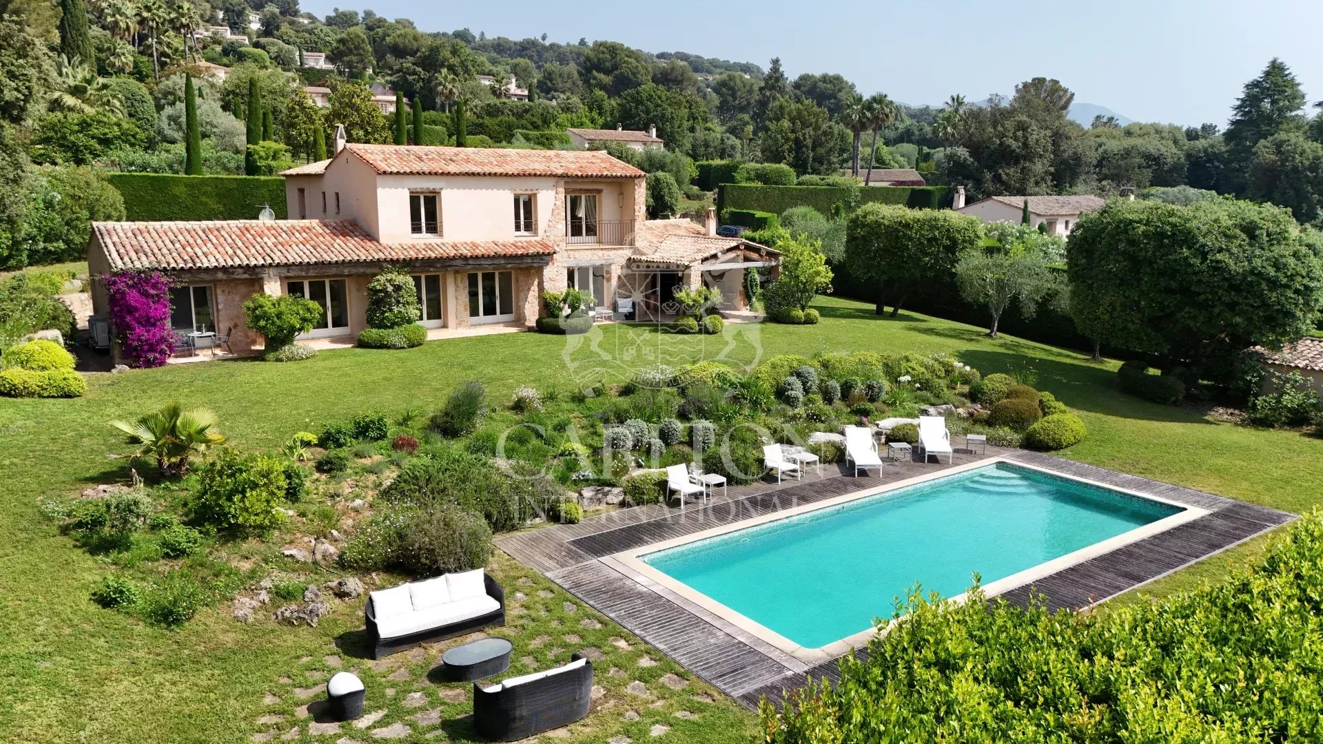 Exclusivité: Élégance et sérénité : Une villa d’exception proche de Saint-Paul-de-Vence