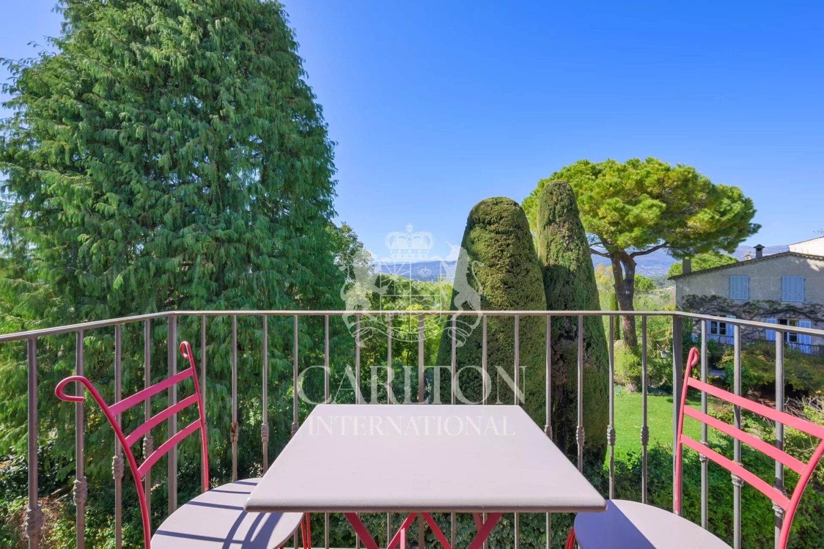 EXCLUSIVITÉ MOUGINS – Maison au calme dans le vieux village