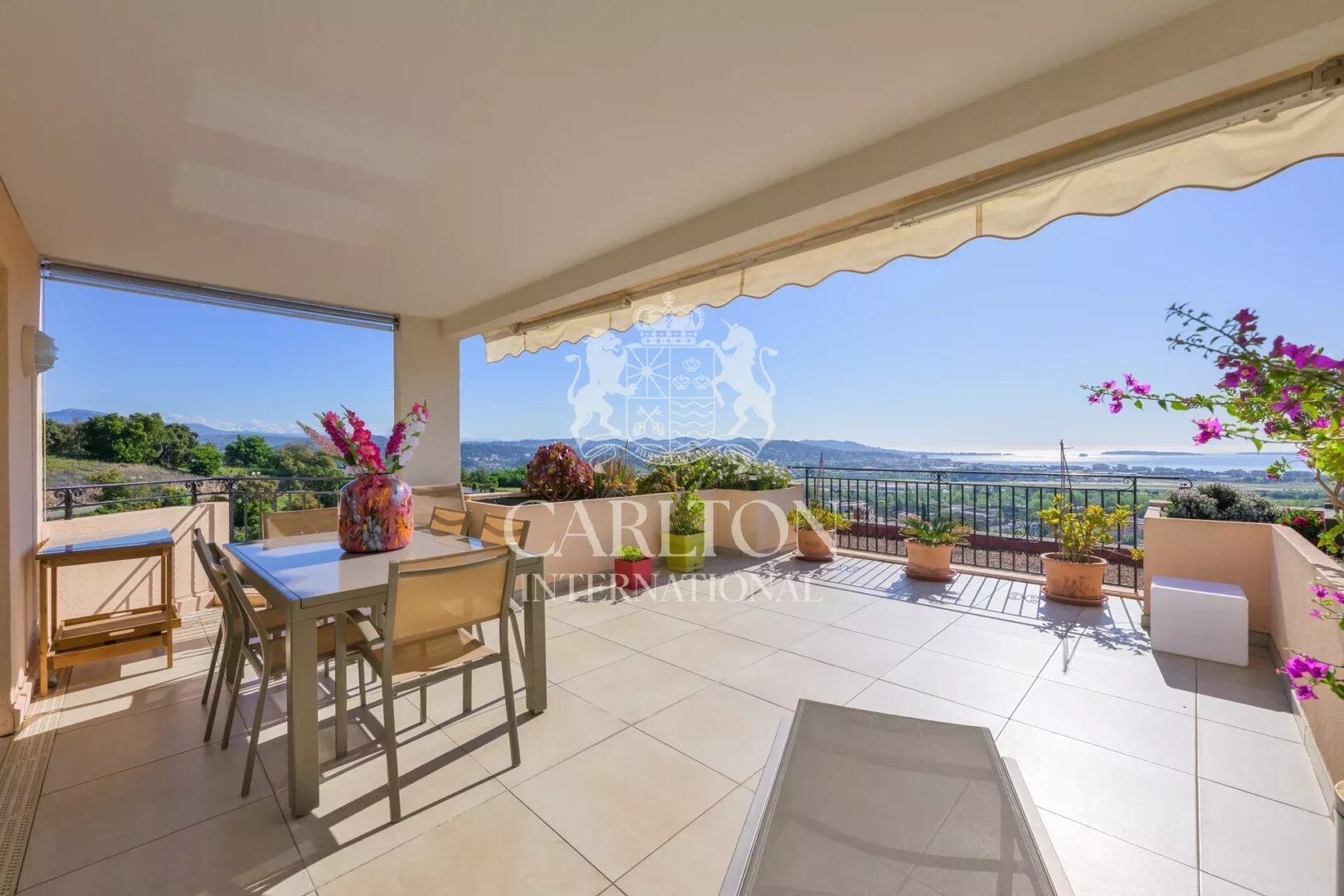MANDELIEU-LA-NAPOULE-EXCLUSIVITE: Superbe appartement 3 pièces en dernier étage avec vue mer panoramique