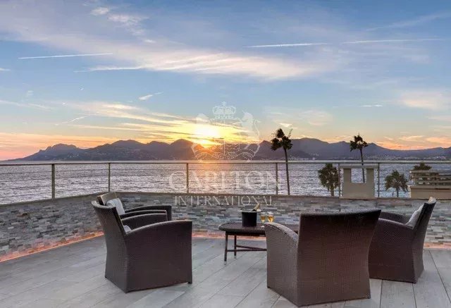 Seaside Luxury in Cannes: Stunning 5-Room Apartment