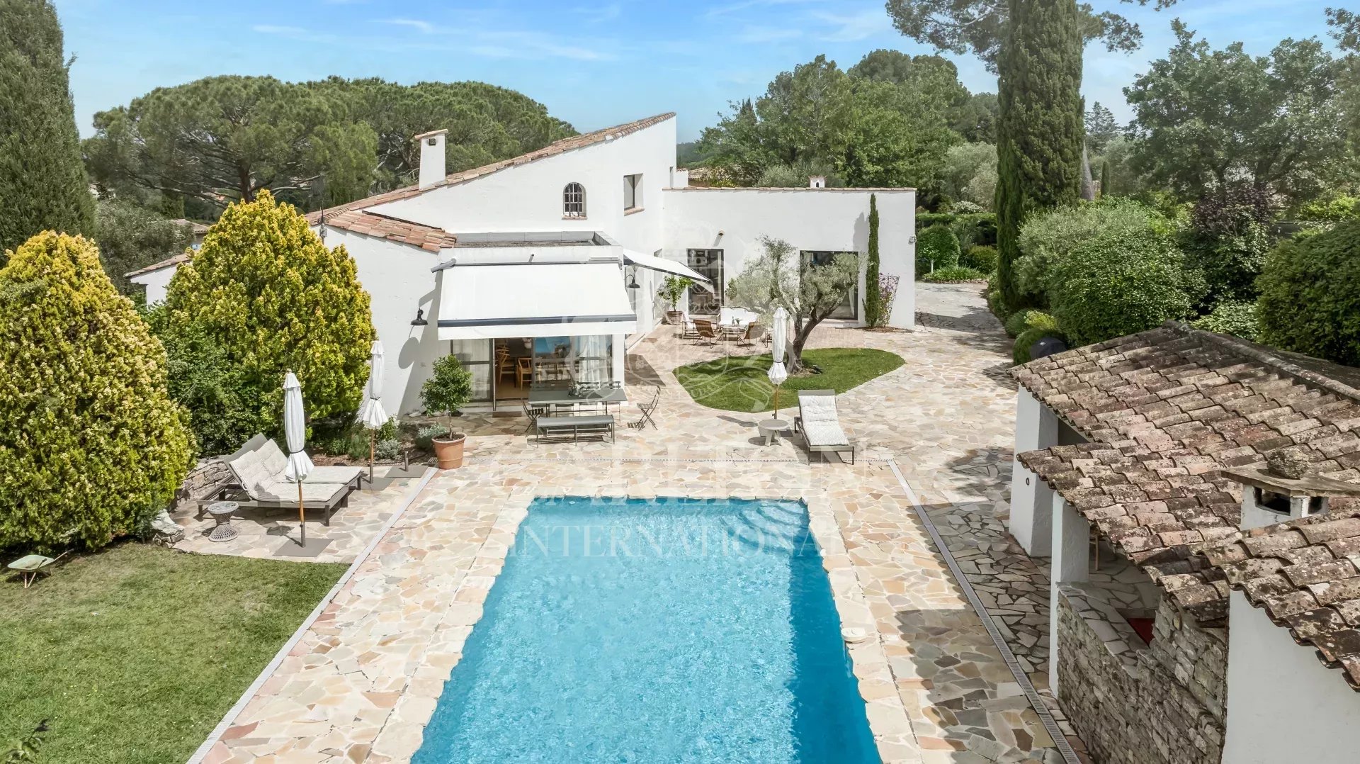VALBONNE – Superbe propriété de 5 chambres totalement rénovée