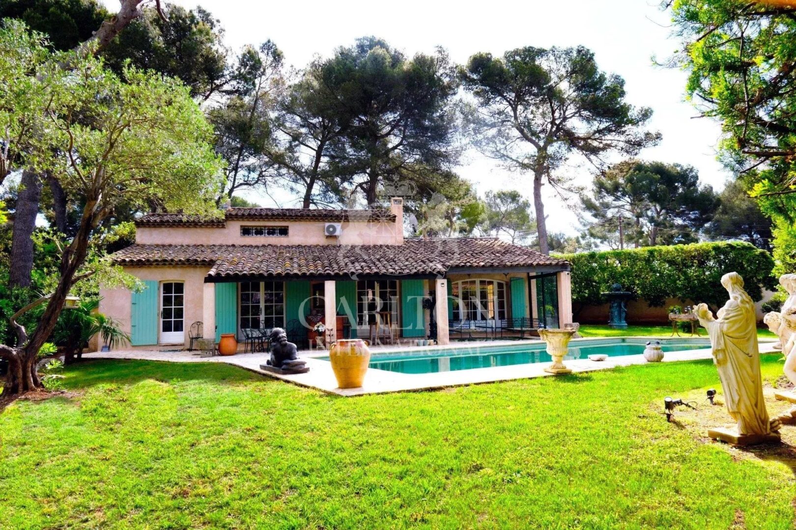 Charming villa in a sought-after residential area