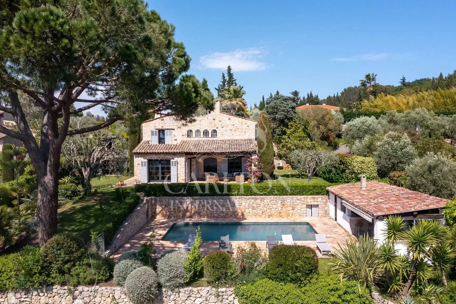 MOUGINS – Belle propriété de 5 chambres proche de toutes les commodités
