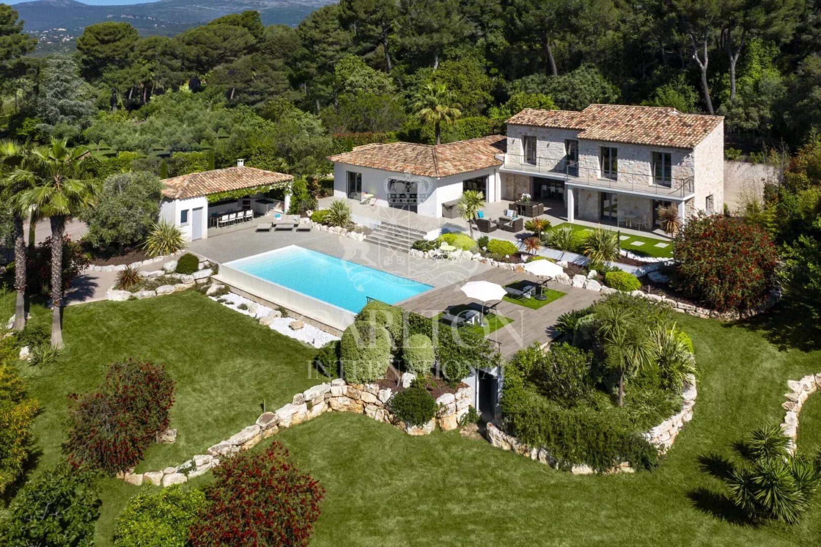 ROQUEFORT LES PINS : Exclusivité – MAGNIFIQUE VILLA CONTEMPORAINE AVEC VUE MER
