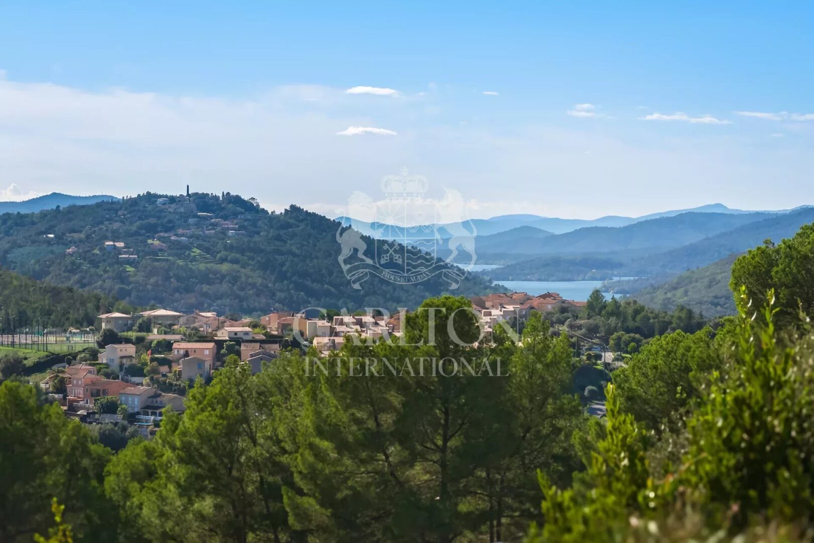 Villa avec piscine et une vue sur les collines