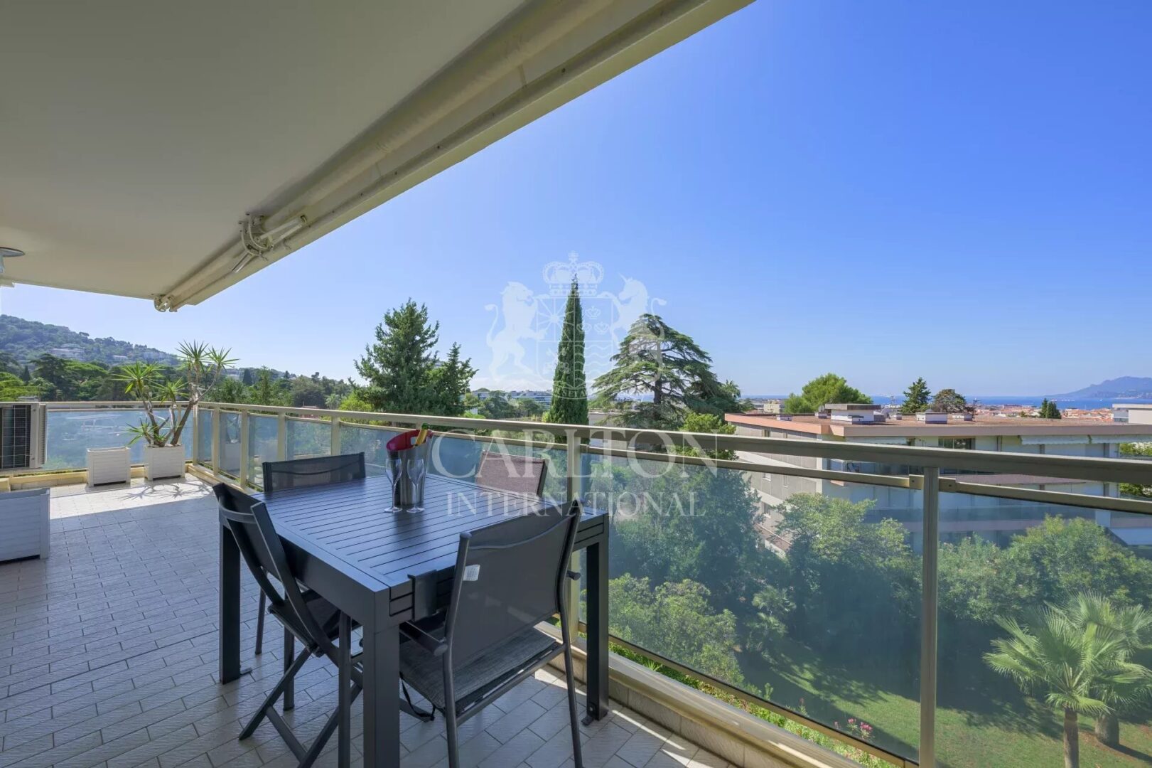 CANNES-MONTROSE Top floor – 4P apartment in luxury residence with swimming pool and janitor – Sea and hills view