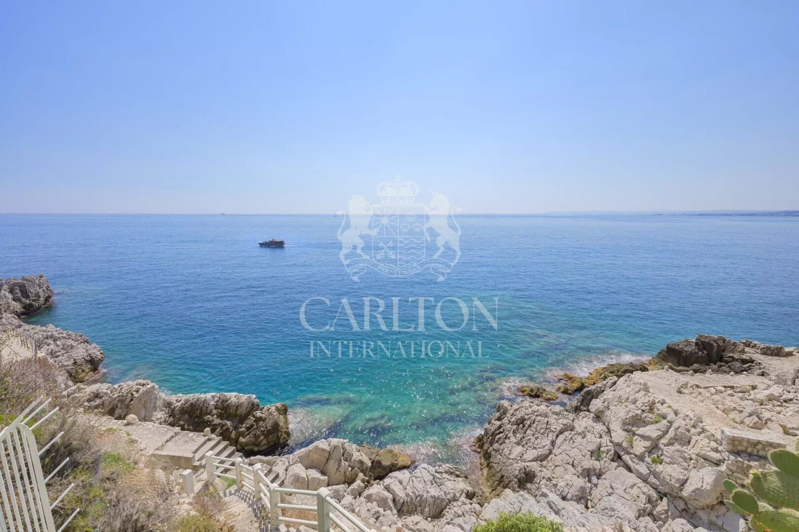 Zeitgenössische Villa mit direktem Zugang zum Meer, Cap de Nice