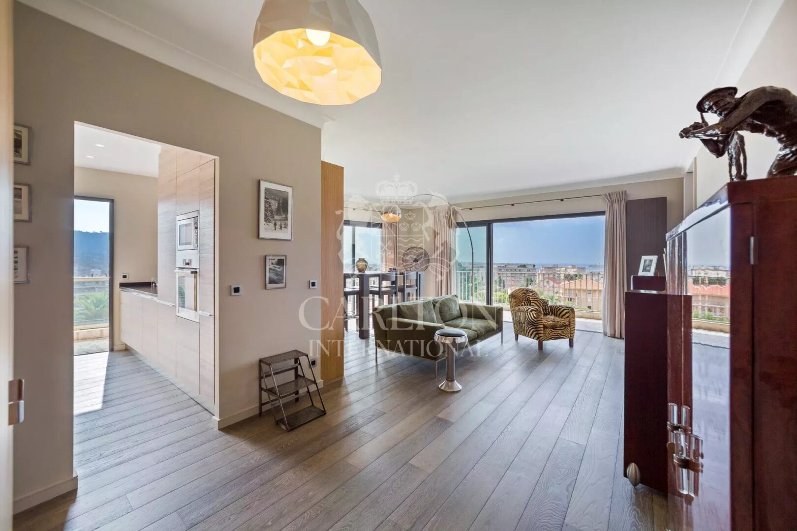 EXCLUSIVITÉ: CANNES PETIT JUAS-SPLENDIDE APPARTEMENT AVEC VUE MER