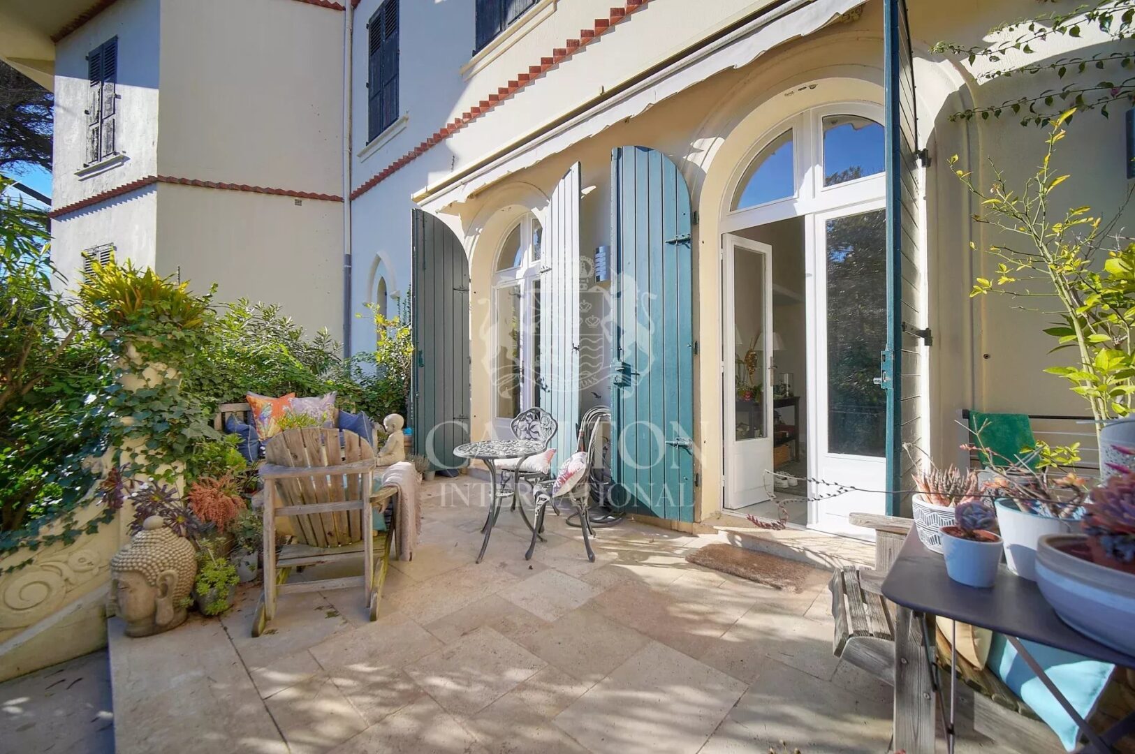 Appartement niché dans la verdure, à quelques minutes de la Croisette