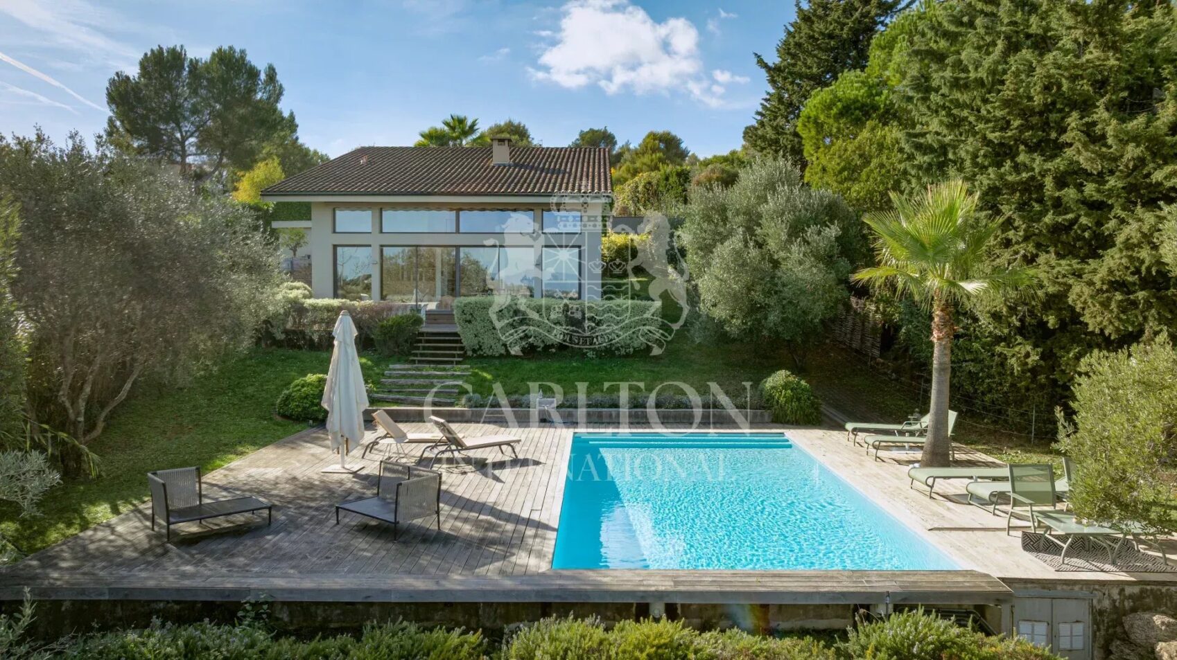 VALBONNE : Superbe villa contemporaine avec vue panoramique à pied du village