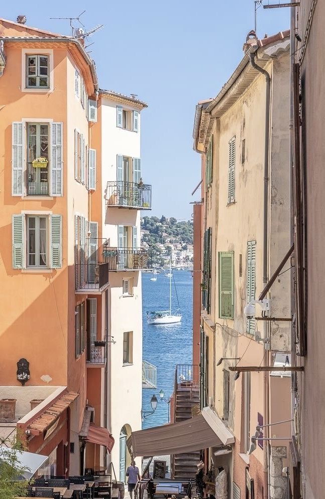 Comparison: local agency Cannes vs online platform — which lever to sell quickly?