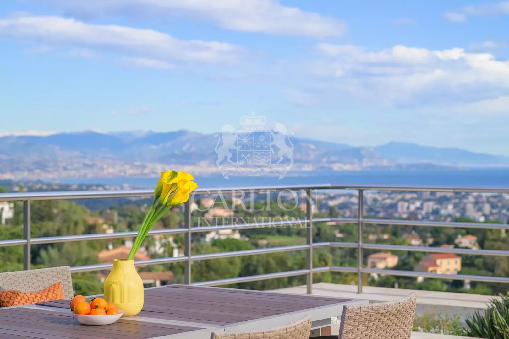 VILLA CONTEMPORAINE DE STYLE CALIFORNIEN – VUE IMPRENABLE SUR LA MER ET LES MONTAGNES