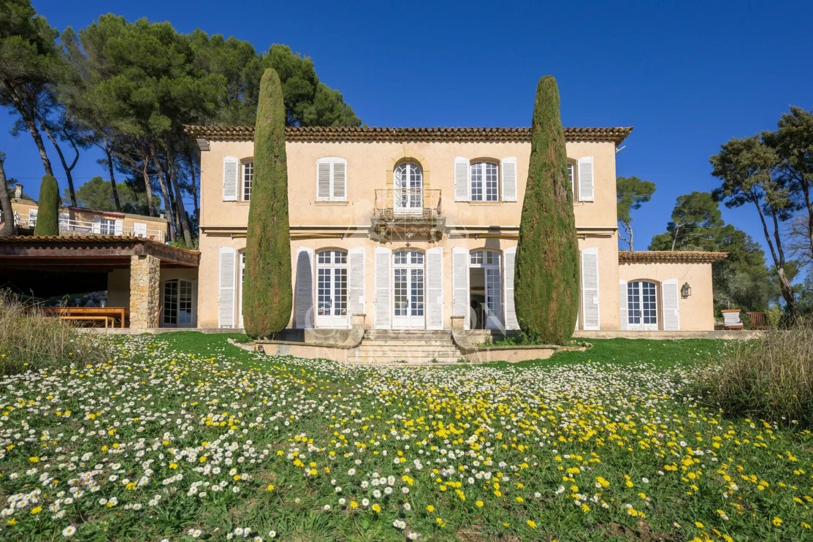 EXCLUSIVITE-MOUGINS-VILLA PROVENCALE VUES PANORAMIQUE MER SUR EMPLACEMENT EXCLUSIF