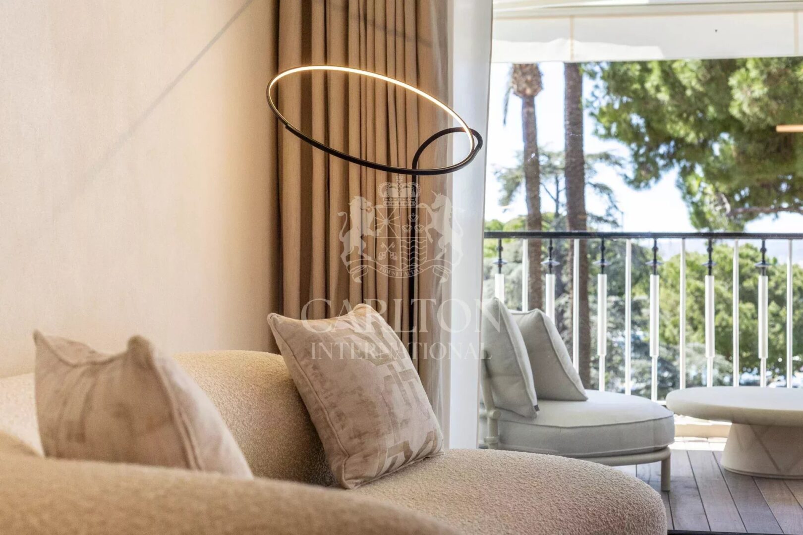 CANNES-PALM BEACH 3-room apartment with sea view and absolute refinement