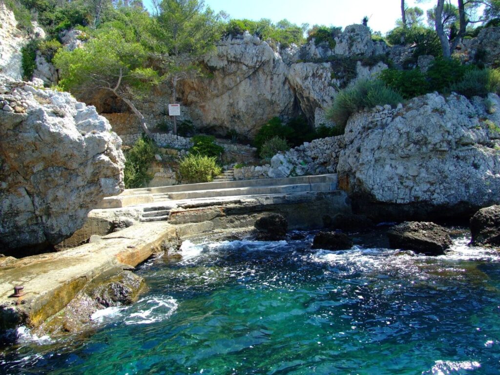 Buying a Villa at Cap d’Antibes or Juan-les-Pins: A Guide to Exceptional Areas
